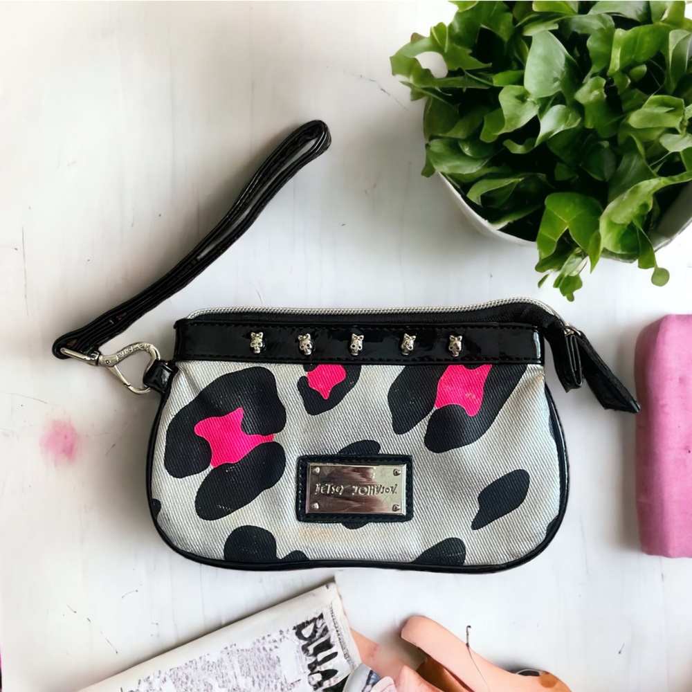 betsy johnson animal print wallet! ⭐️💕💕